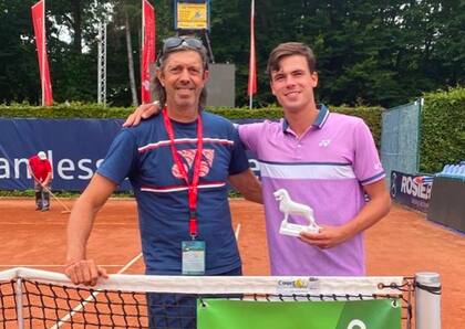 Altmaier con Francisco Yunis, el primer entrenador argentino que tuvo, de agosto de 2019 a octubre de 2022; en la imagen, con el título del Challenger de Braunschweig 2021
