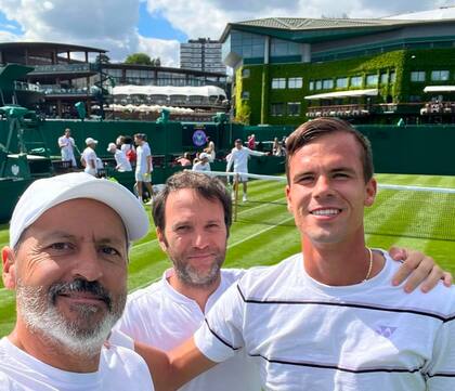 Altmaier en Wimbledon, en julio de 2023, con Alberto "Luli" Mancini, su segundo coach argentino