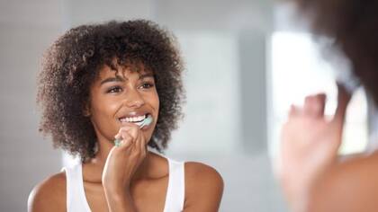 El aseo mediante el cepillo, el enjuague bucal y el hilo dental ayudan a controlar caries y manchas en los dientes
Foto: iStock