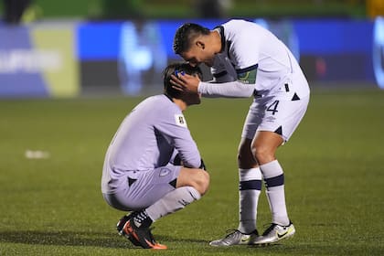 El guatemalteco José Pinto (derecha) y el portero Nicholas Hagen celebran tras vencer a República Dominicana durante un partido clasificatorio al Mundial de 2026 en la Ciudad de Guatemala, el viernes 6 de junio de 2025. (Foto AP/Moisés Castillo)