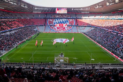 En noviembre de 2024, durante un partido por la fase de grupos de la Champions League, un hombre se desplomó en la tribuna apenas tres minutos después del inicio