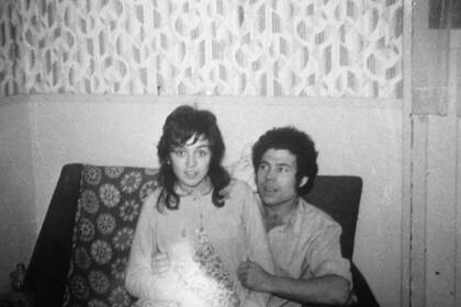 En su libro, Mae West hace una hipótesis sobre con qué padre se hubiera quedado y se dio cuenta que hubiera tenido que optar entre las golpizas de mamá Rose y los abusos de papá Fred
