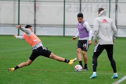 Enzo Pérez jugó como defensor contra Sarmiento y puede repetir la posición este domingo ante Independiente.