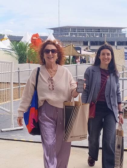 La periodista, consultora de branding y autora de la serie de libros "Los Excéntricos", Mariana Rapoport, y Mariana Flombaum, al frente de Estudio Flombaum.
