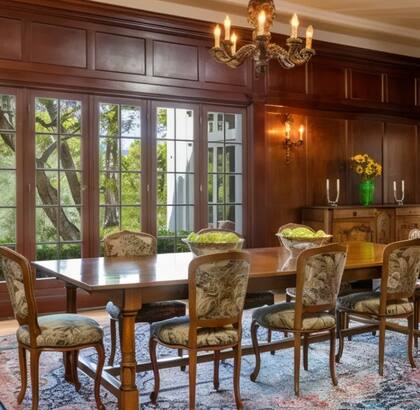 La sala comedor combina elegancia y tradición, con muebles de época