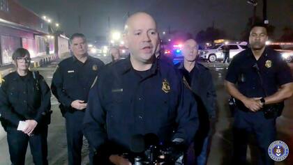 Luis Menendez-Sierra, jefe adjunto de policía ofrece una conferencia de prensa tras el tiroteo en Houston