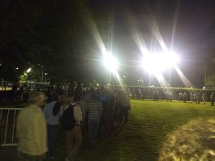 Más de 5000 socios se acercaron y forman fila para votar