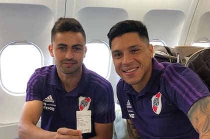 Pity Martínez y Enzo Pérez en 2018, rumbo a Abu Dhabi; el primero venía de hacer un gol en la final por la Copa Libertadores en España y el segundo fallaría el penal decisivo en la serie contra Al-Ain en la semifinal del Mundial.